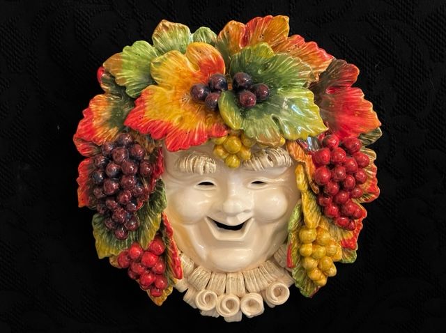Maschera Bacco sorriso con uva rossa,gialla e vinaccia 35x35 