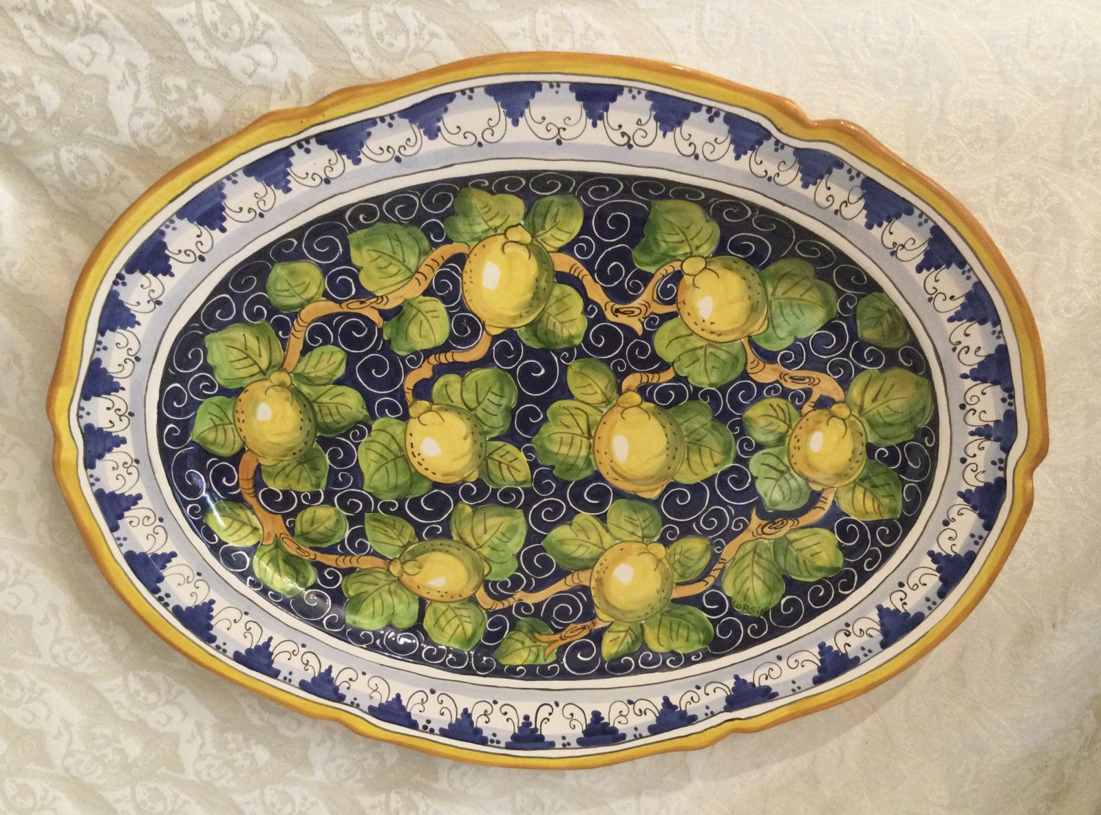 Scalloped oval plate 56x43 cm lemons with blue background and Monticini