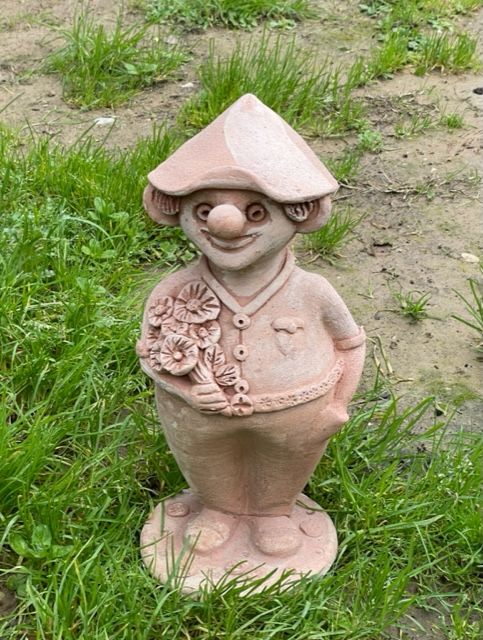 Gnome with Flowers h35 Base D16