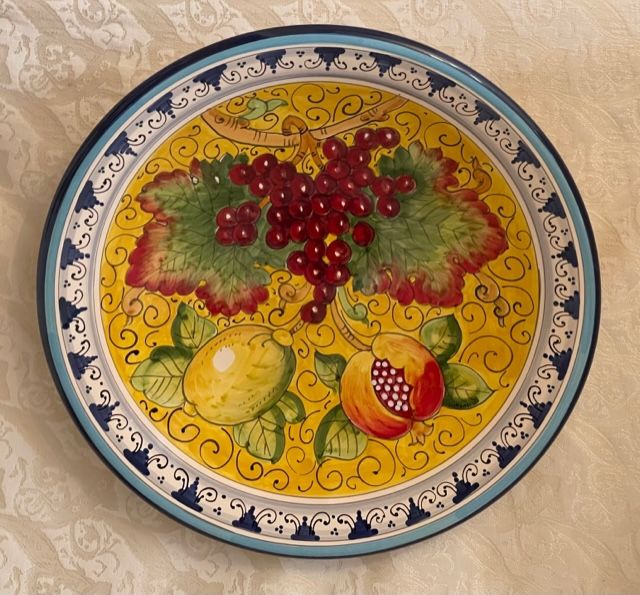 plate with mixed fruit on a yellow background D40 piatto con frutta mista su fondo giallo D40