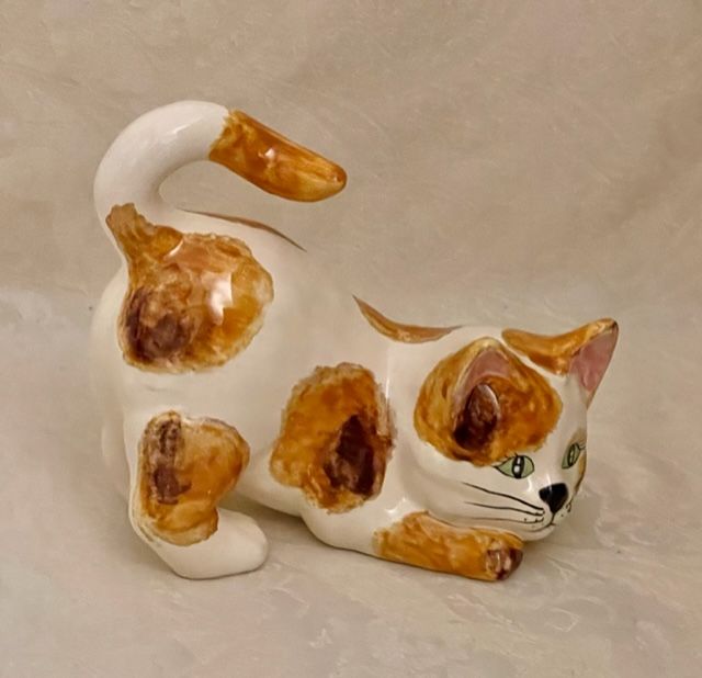 Gatto con coda ritta bianco toppe arancio L15 h13