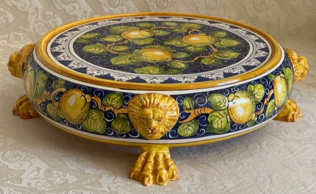 Cake plate with lemons on a blue background with lions and lion's paws D35xh11